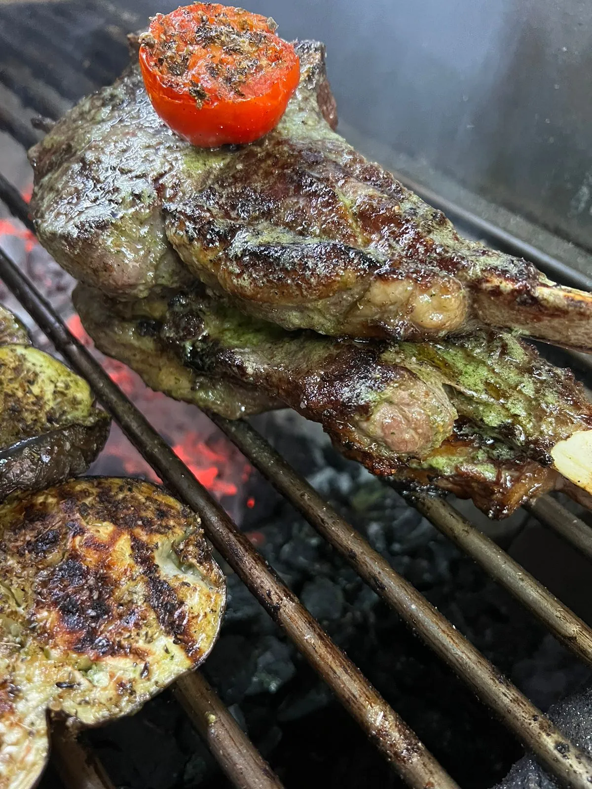 Tomahawk bovino a grelhar no carvão, fotografia do restaurante